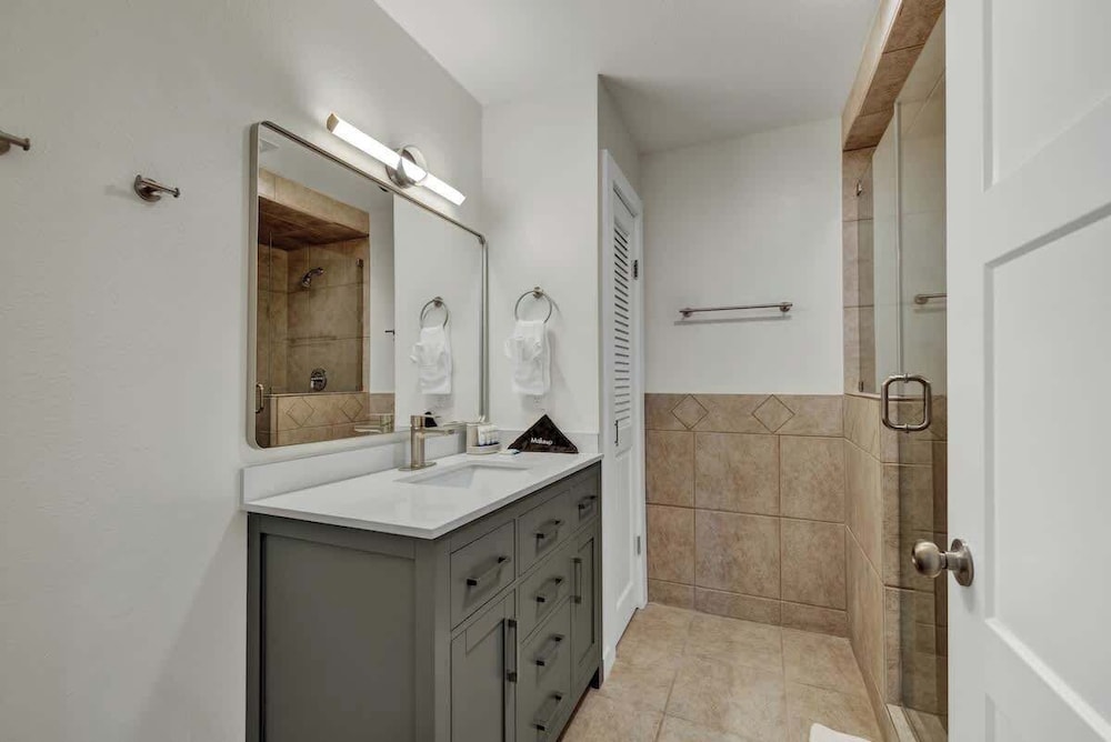 Family-friendly Hill Country Retreat Sleeps 11 + Hot Tubs