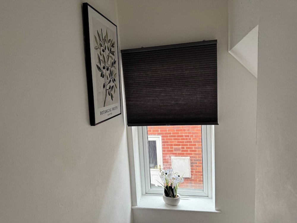 Urban Calm Spacious 3-bed Home With Free Parking