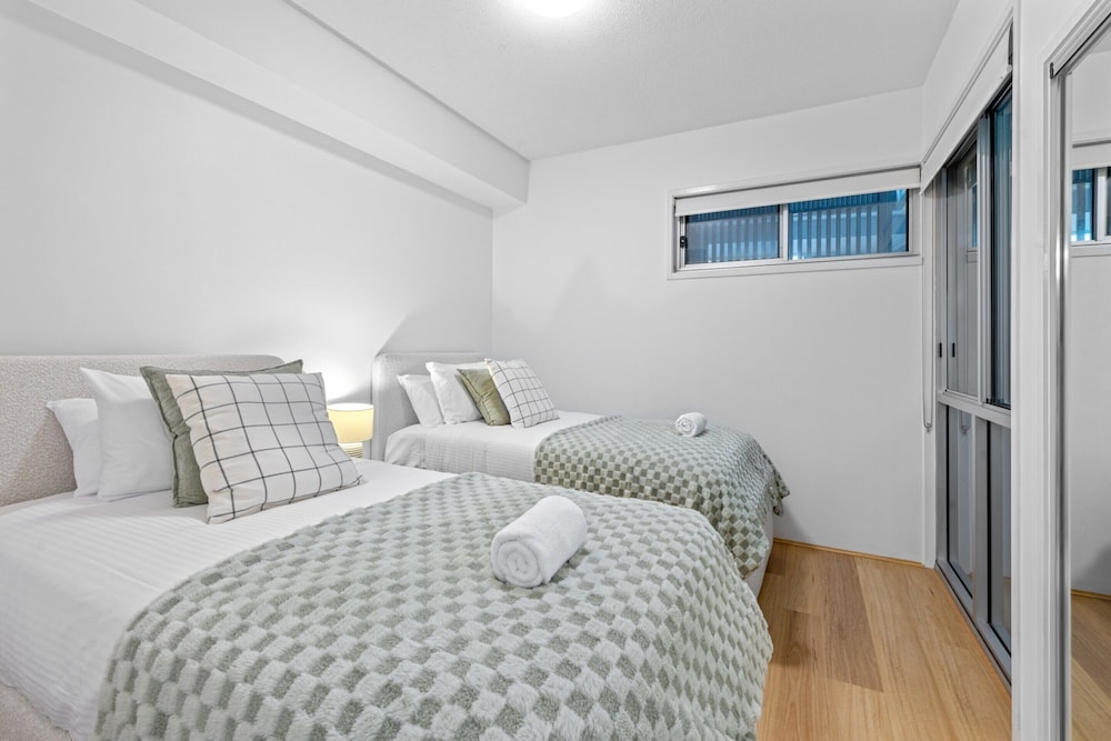Modern Southbank Parklands Apartment Retreat
