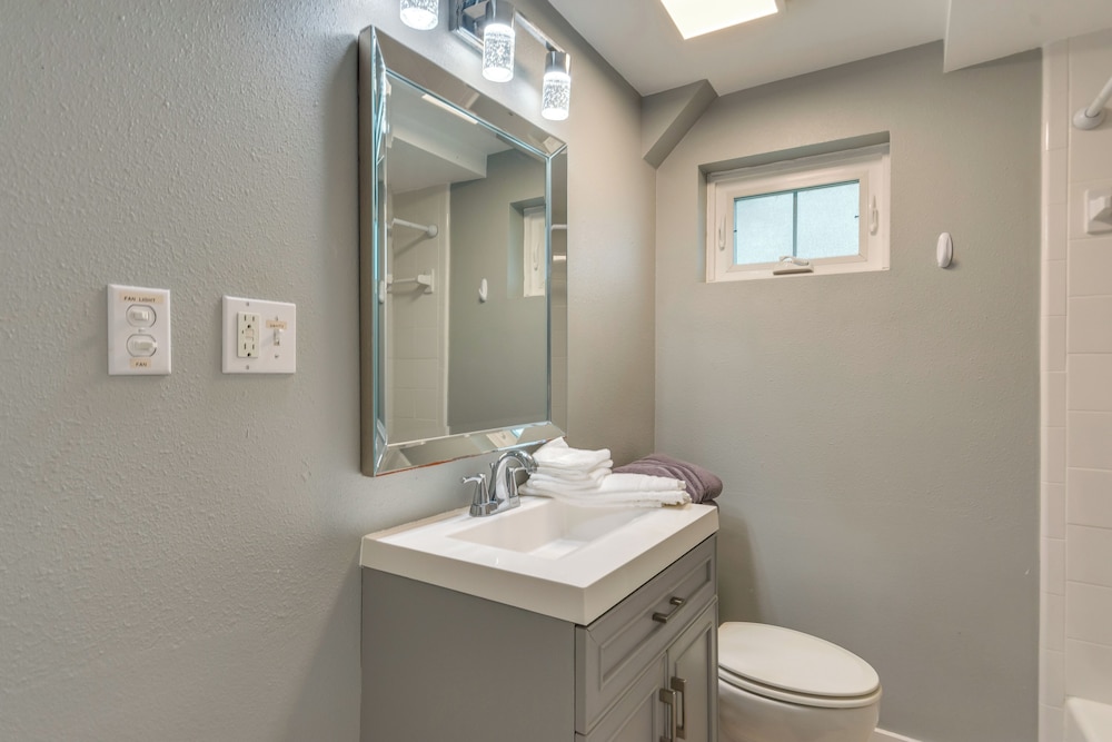 2 Mi to Dtwn Pensacola: Dog-friendly Apartment