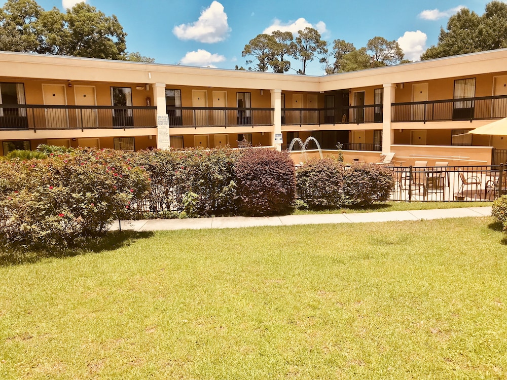 Statesboro Vacations - Quality Inn  Suites Conference Center Statesboro Historic District - Property Image 23