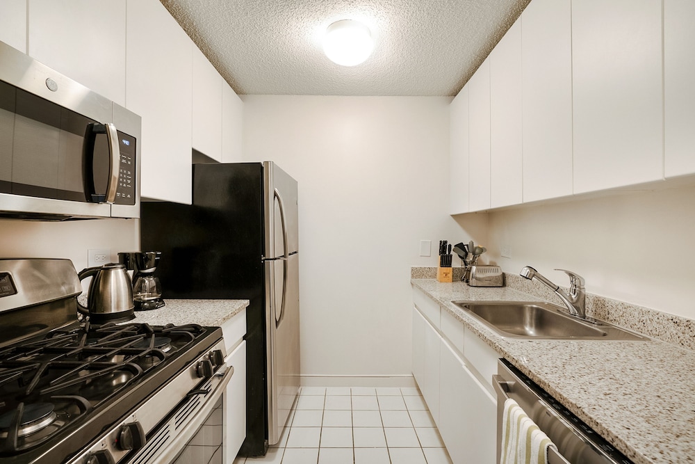 Luxury 2 Bed 2 Bath Unit in Prime Location of NYC