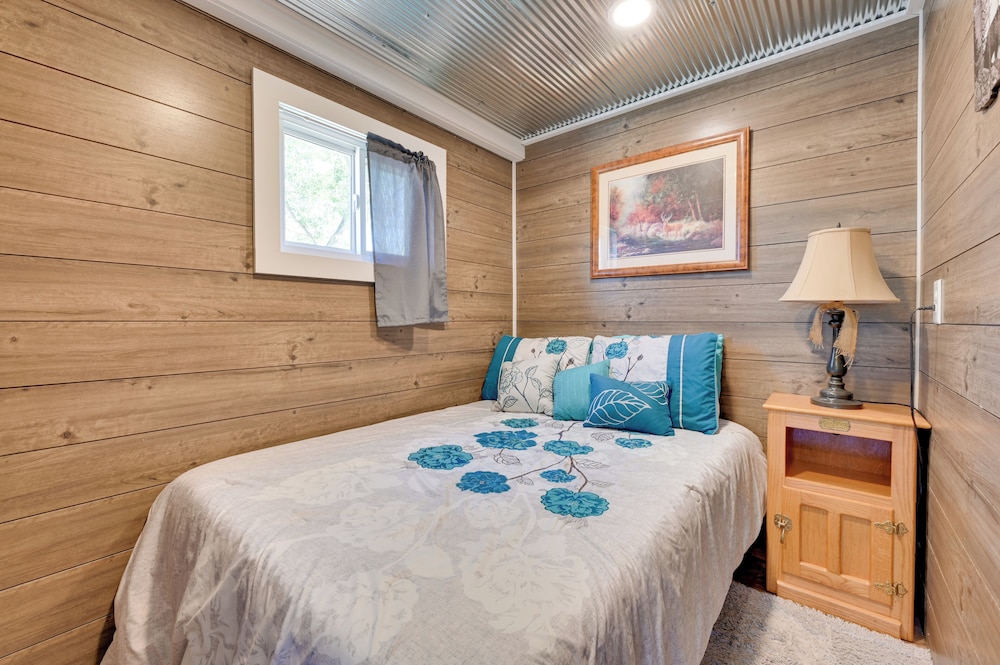 Cabin w/ Trail & Pond Access in Steamboat Rock!