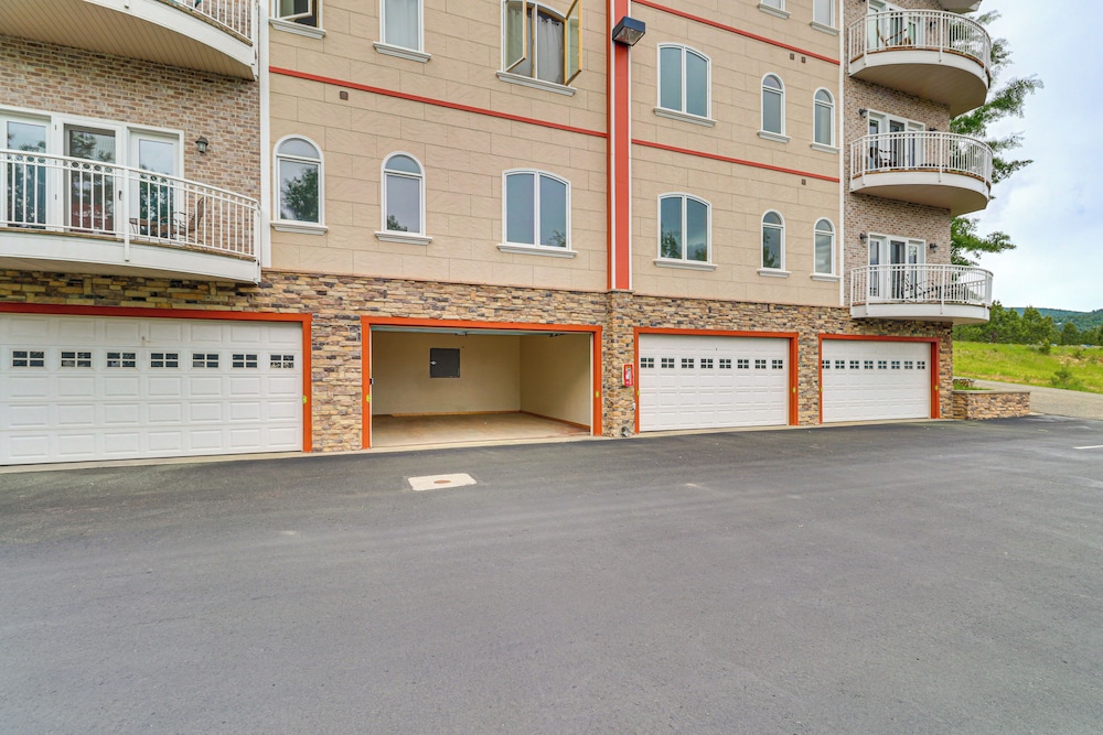 2 Mi to Angel Fire Resort: Luxury Condo w/ Balcony