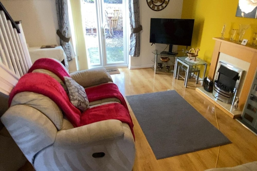 Quiet 2bedroom Home-garden-parking-family Friendly