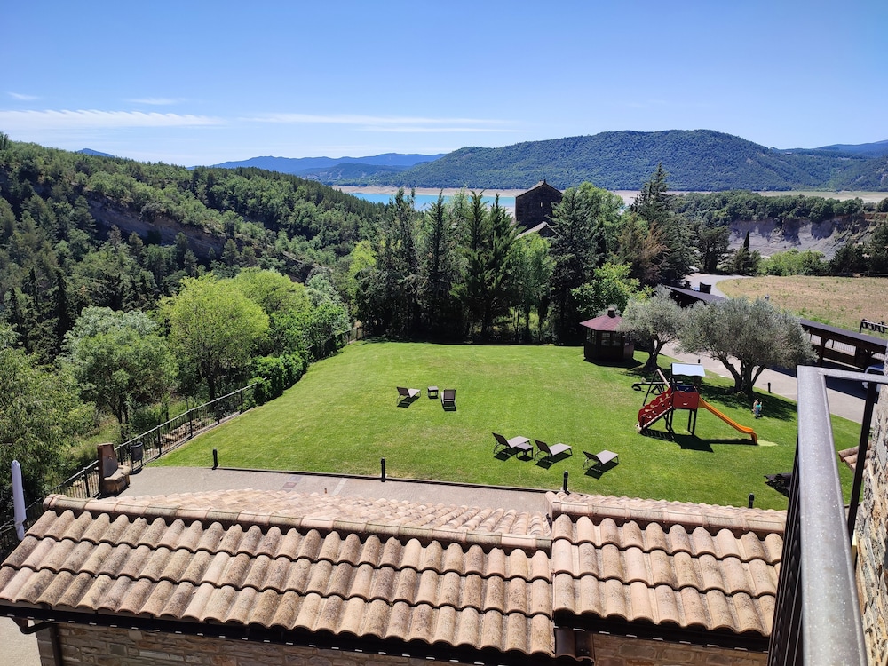Casas Pirineo Aínsa: Historic Palace & Garden