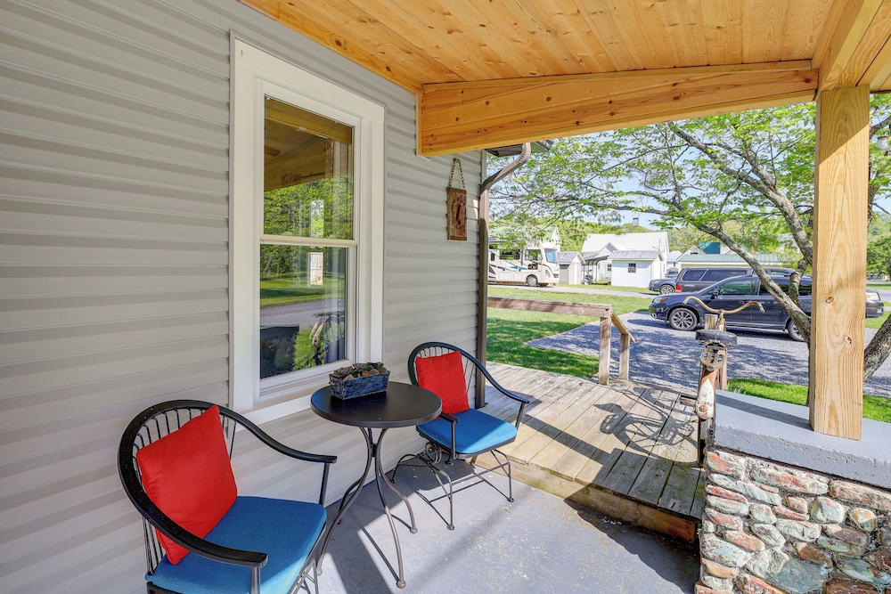 Walk to River & Trails: Cozy Damascus Cottage!
