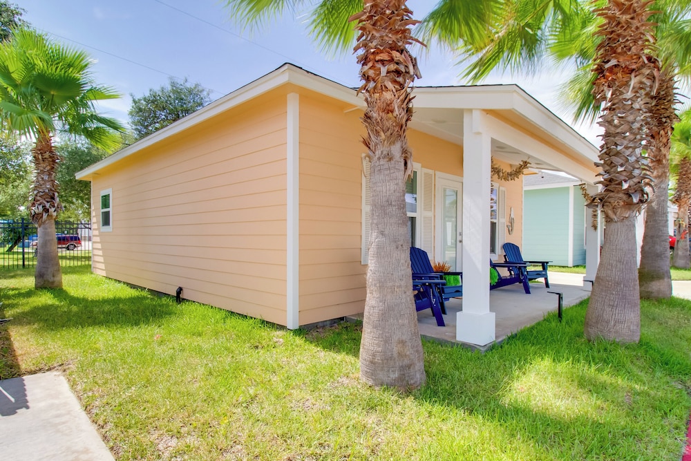 4 Mi to Rockport Beach Park: Home w/ Resort Perks