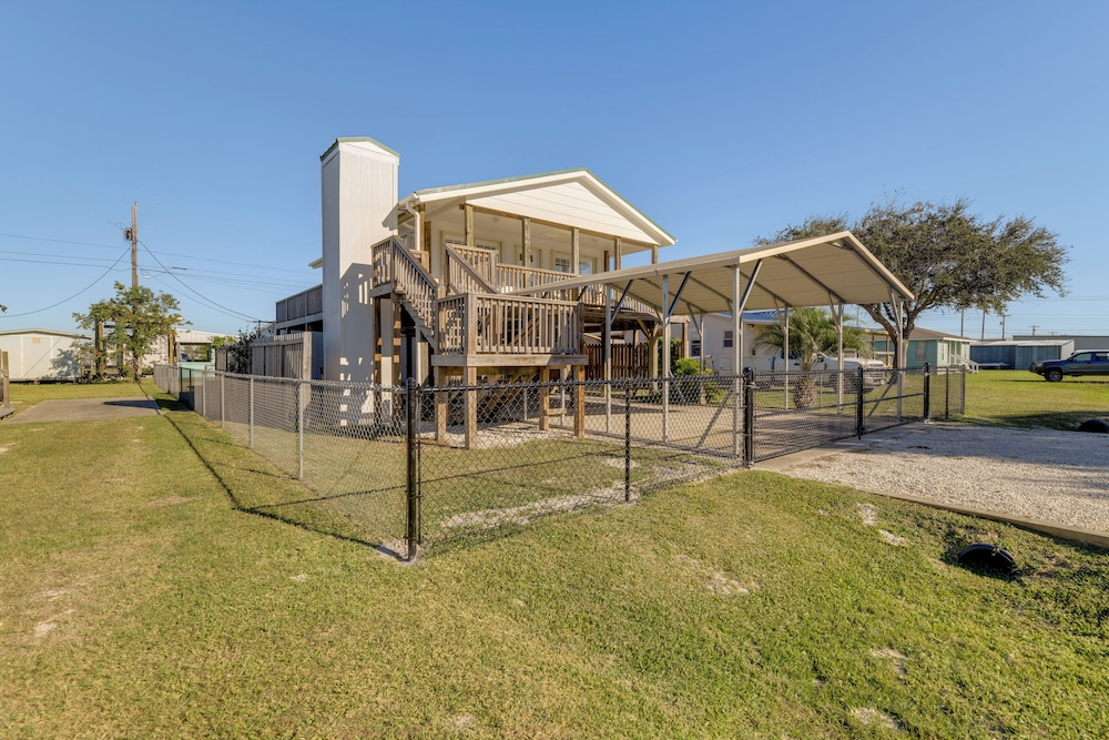 2 Mi to Beach + Fishing Pier: Gulf Coast Retreat