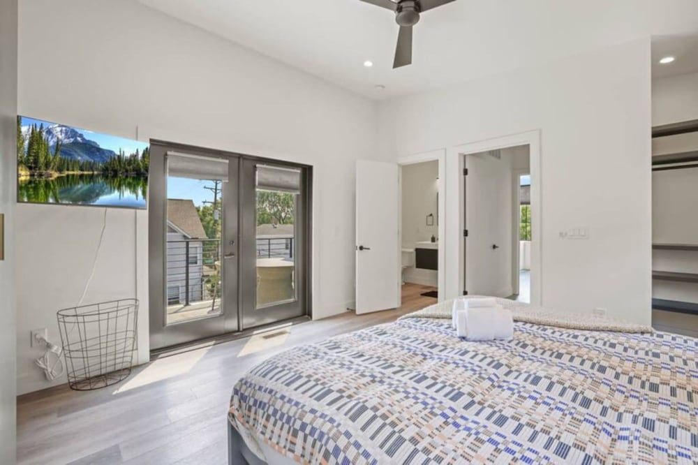 Work Of Art -3 Bedroom Elegant Townhome-columbus