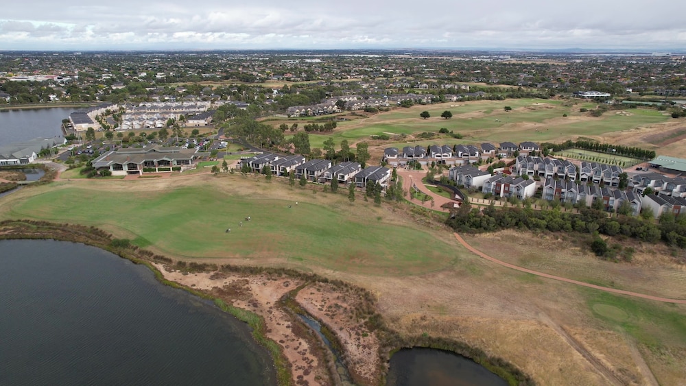 golf pool 2B House in point cook VIC