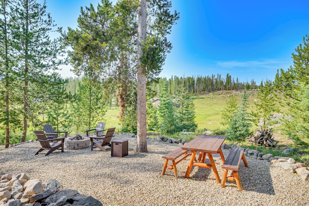 4 Mi to Rocky Mtn Nat'l Park: Cabin Near Town!