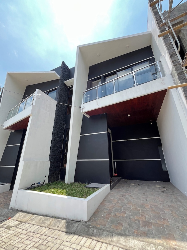 Arrayyan Executive Village Complex Batu