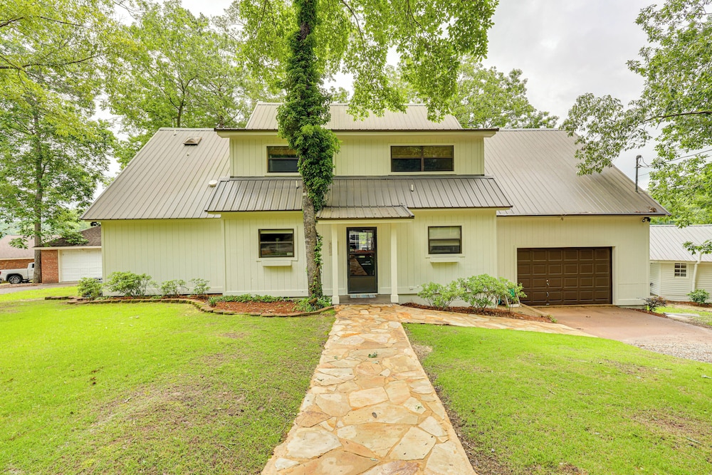 Waterfront Gem on Lake Martin w/ Kayaks & Dock!