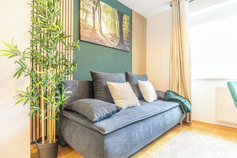 City Center Metro 1BR 1LR King Bed