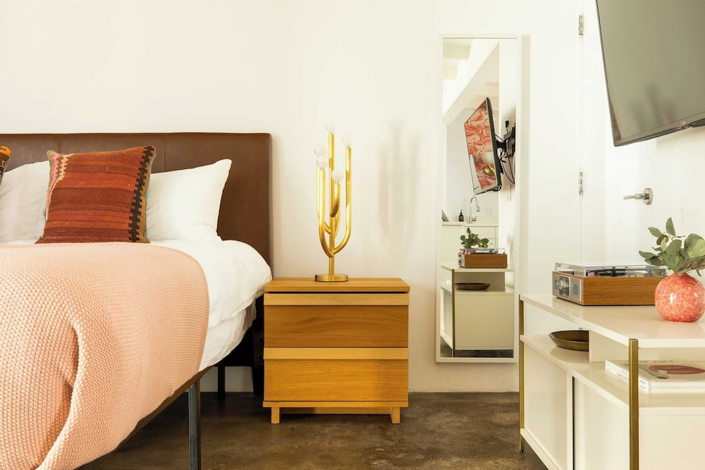 2 Rooms, Sleeps 8 Retro Hotel w/ Pool Wesley King Studio Buyout by Avantstay