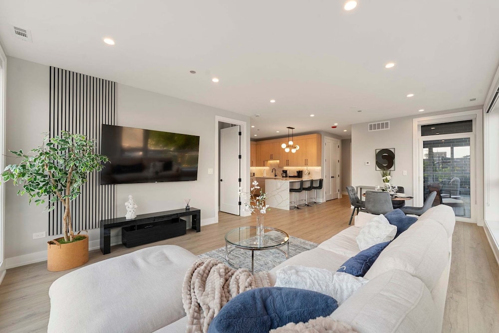 New Build in Pilsen Spacious 2 Bed 2 Bath Unit
