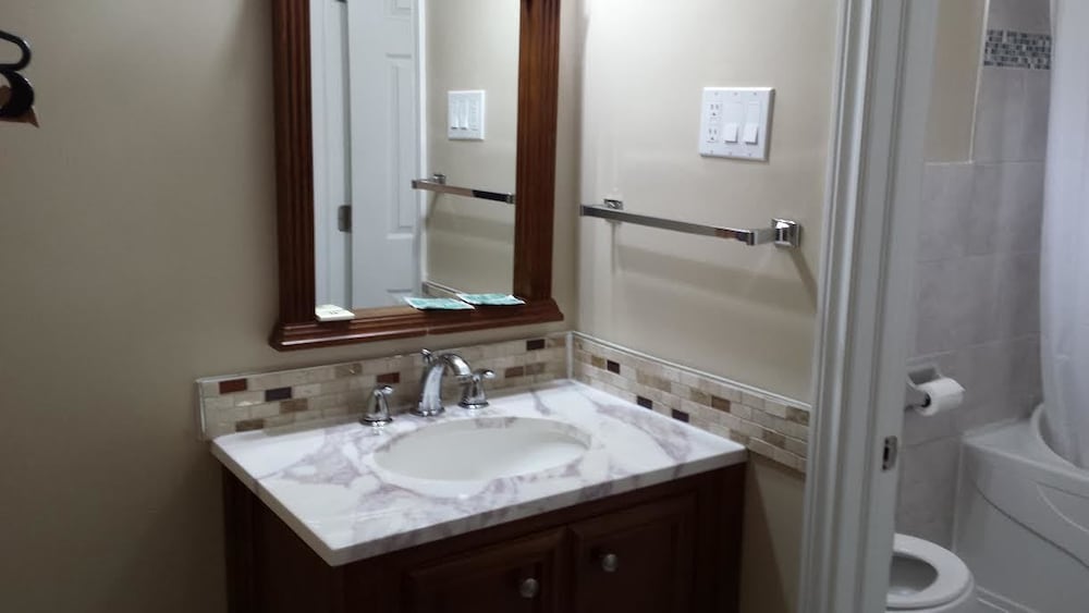 Kitchener Vacations - Embassy Motel - Property Image 4