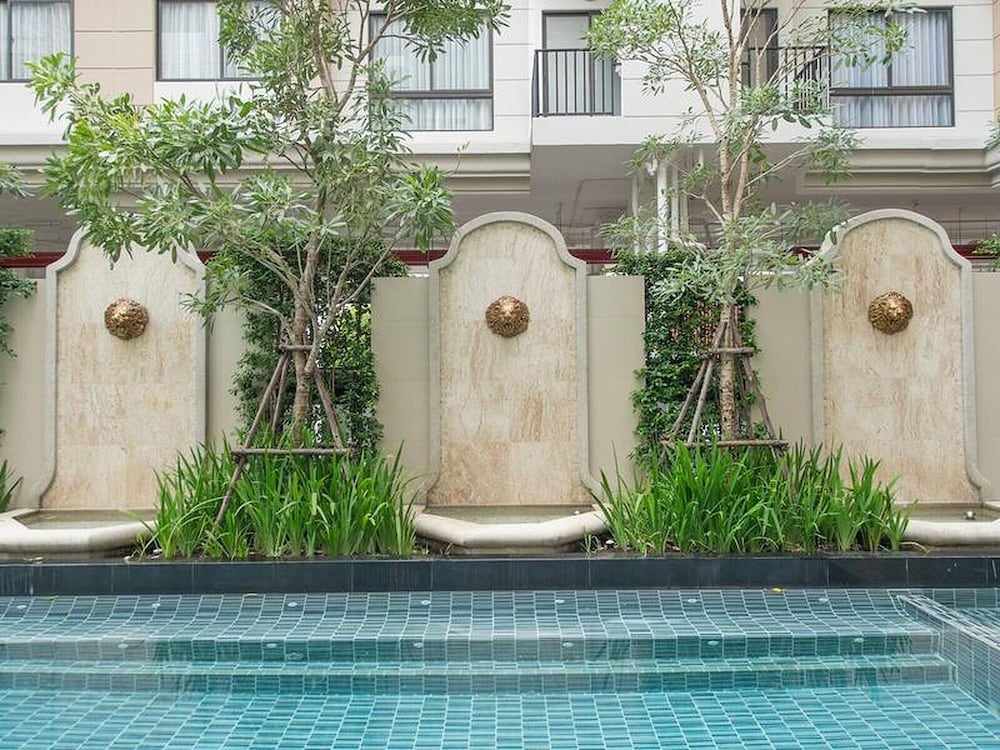 Brand New Luxury 1 Br Near 2mrt 2bts 3 Shopping