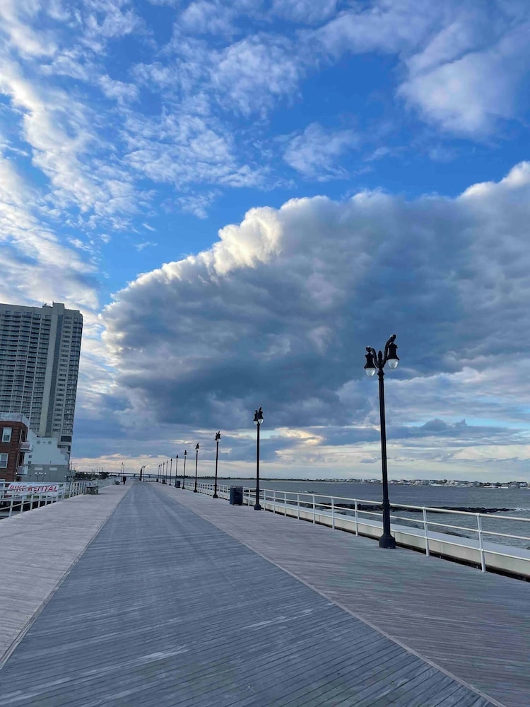 Seaside Escape - 1 Block From Beach & Boardwalk view 5