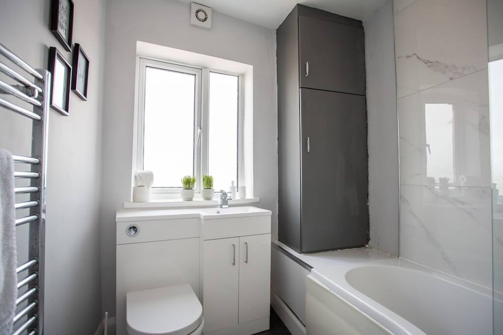 Large 3 Bed Apartment-sea Road