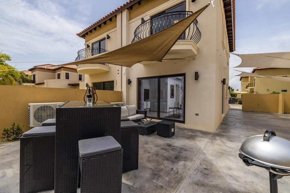 NEW Modern 2 Bedroom Townhome Gold Coast