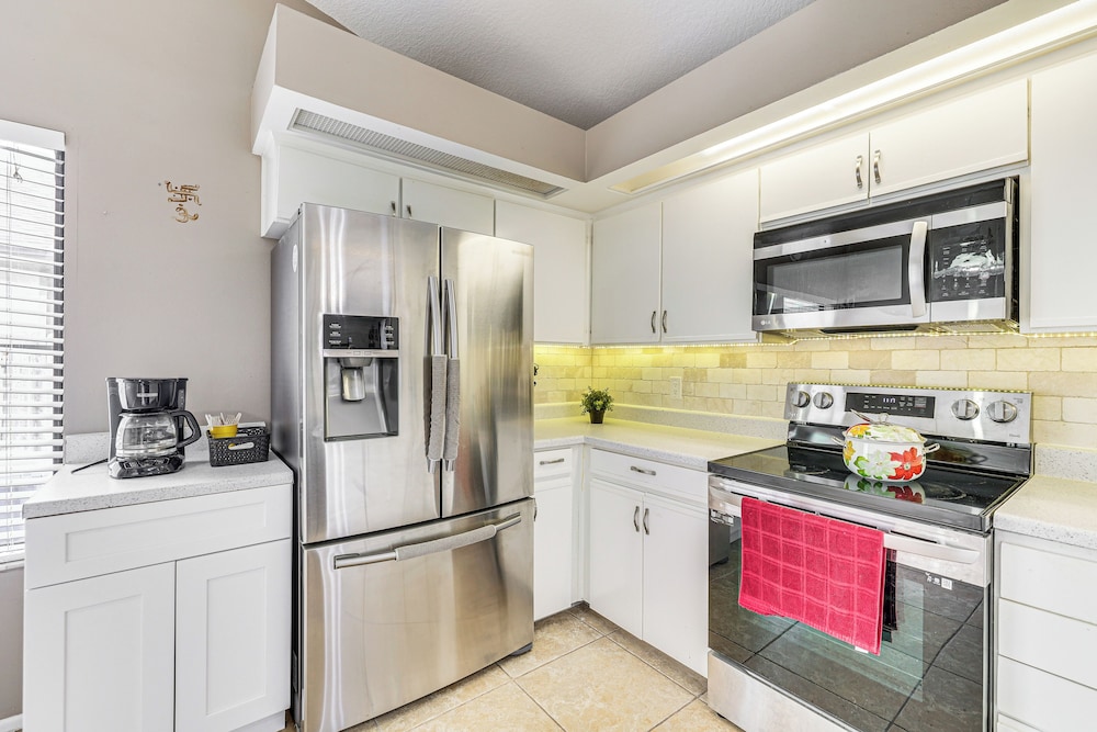 Swim, Golf & Relax: Lovely Home in Lake Mary