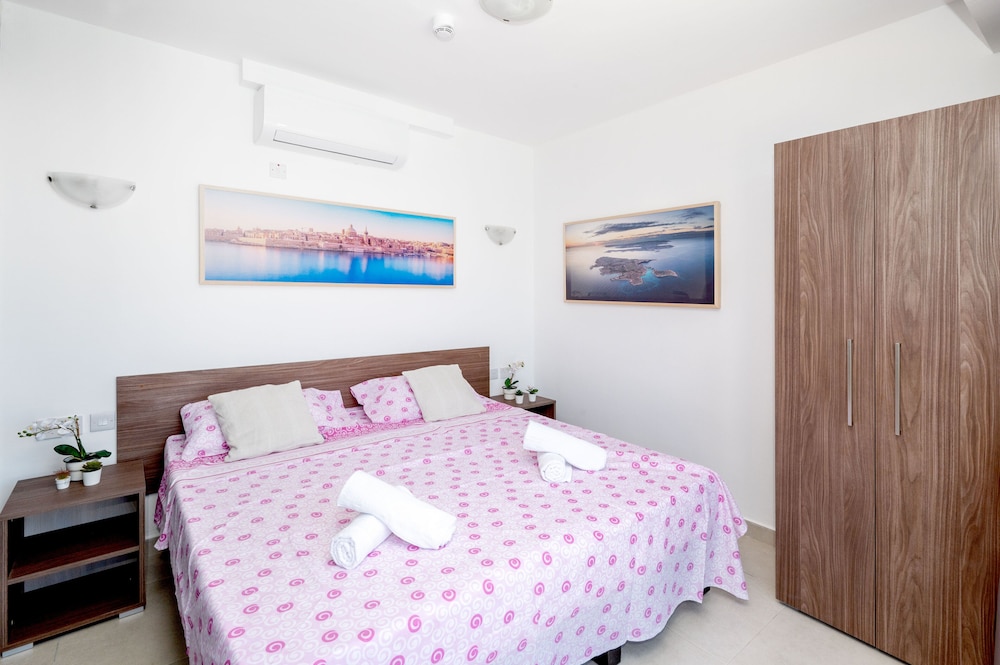 Islet Seafront Penthouse with Hot tub photo 4