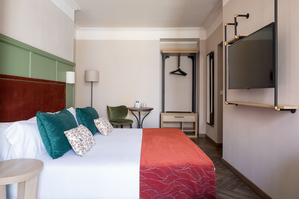 Honest Sevilla Hotel 10