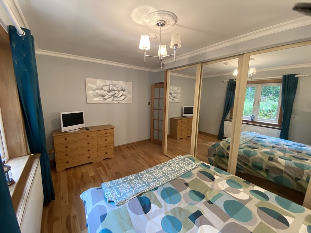Country Cottage Sleeps 6 w/ Hot Tub & Dog-friendly view 2