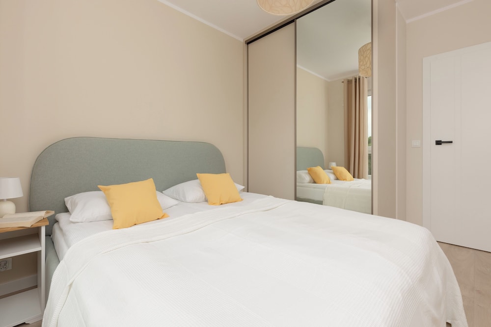 Bright & Modern Apartment by Renters view 5
