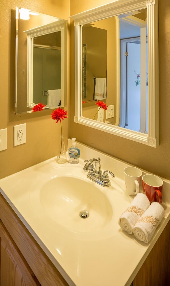Newark Vacations - Sunny and Elegant Villa - Property Image 9