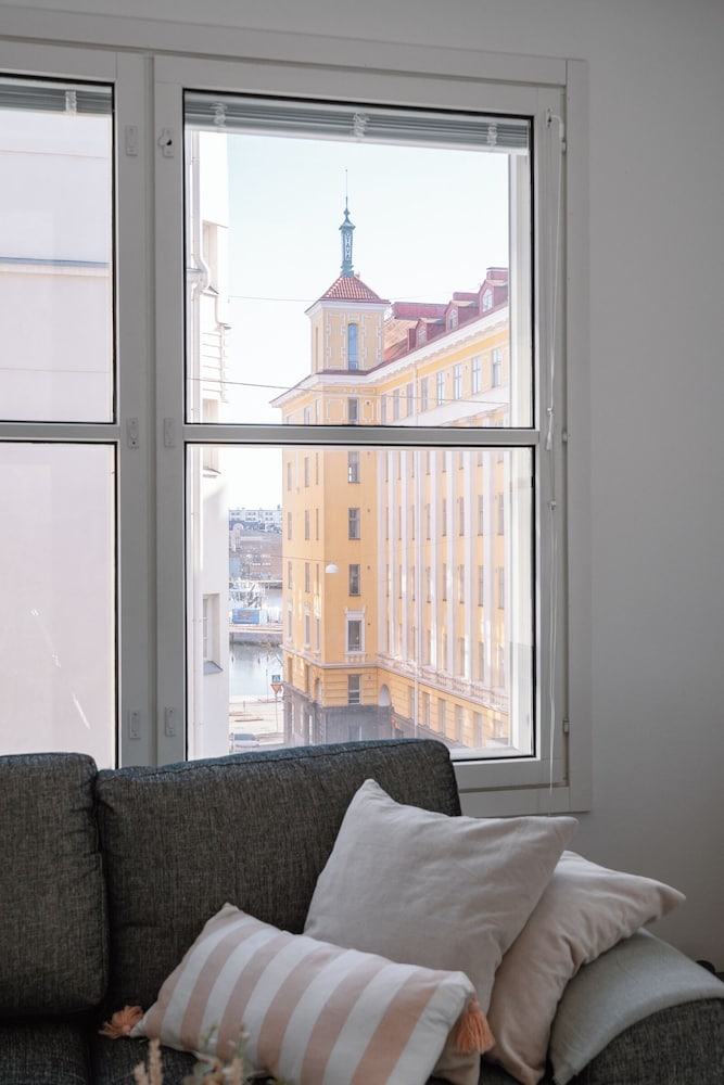 Modern 1BR Apartment with Balcony