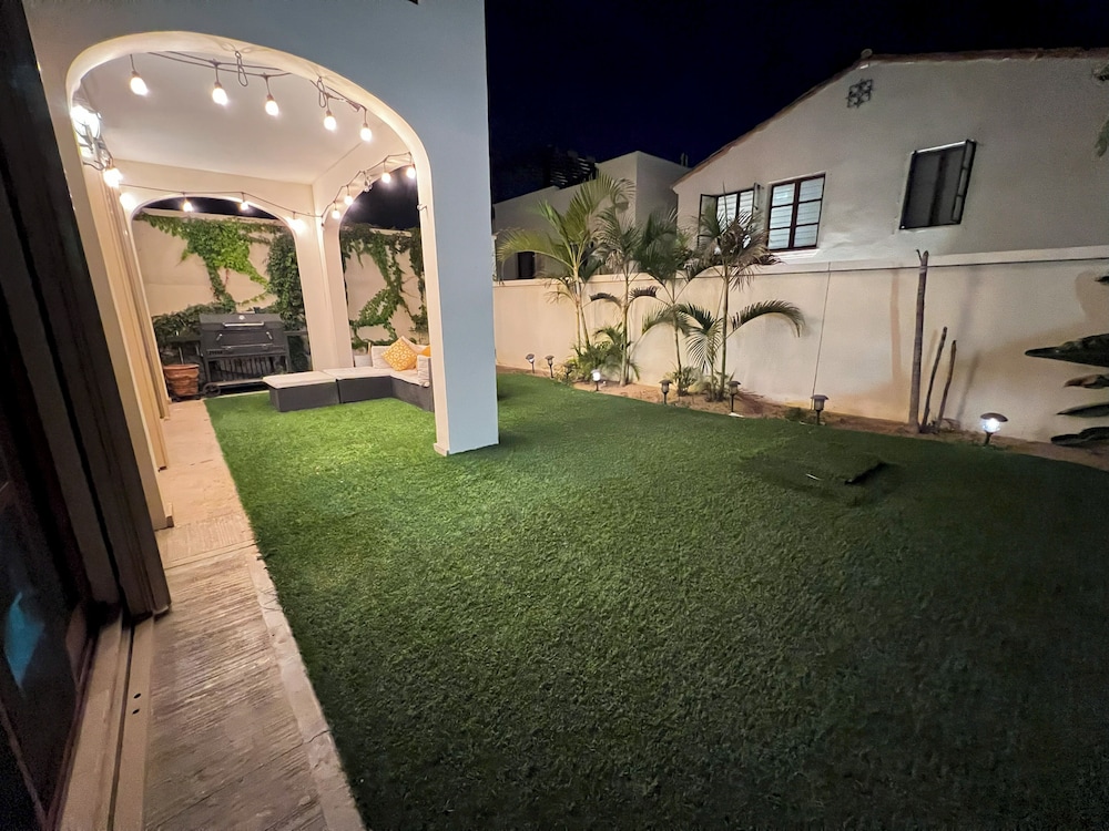 Family Home Private Garden and Jacuzzi