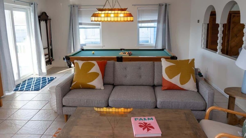 Fun Retro Island Vibe Sleeps 17 Beach 1 Block 4 Bedroom Home
