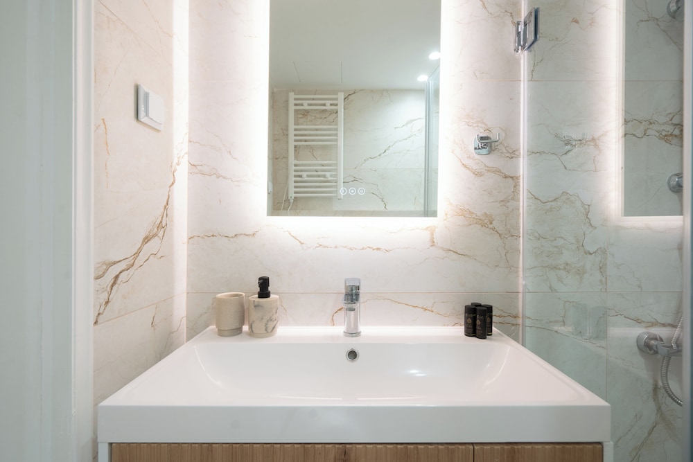 Luxury Comfort in Pagrati - 5 min to Varnava Square
