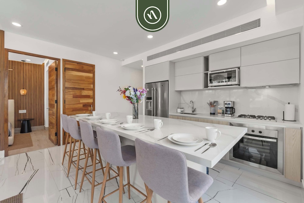 Luxury 2 BR Condo With Dream Pools - Beach - Art