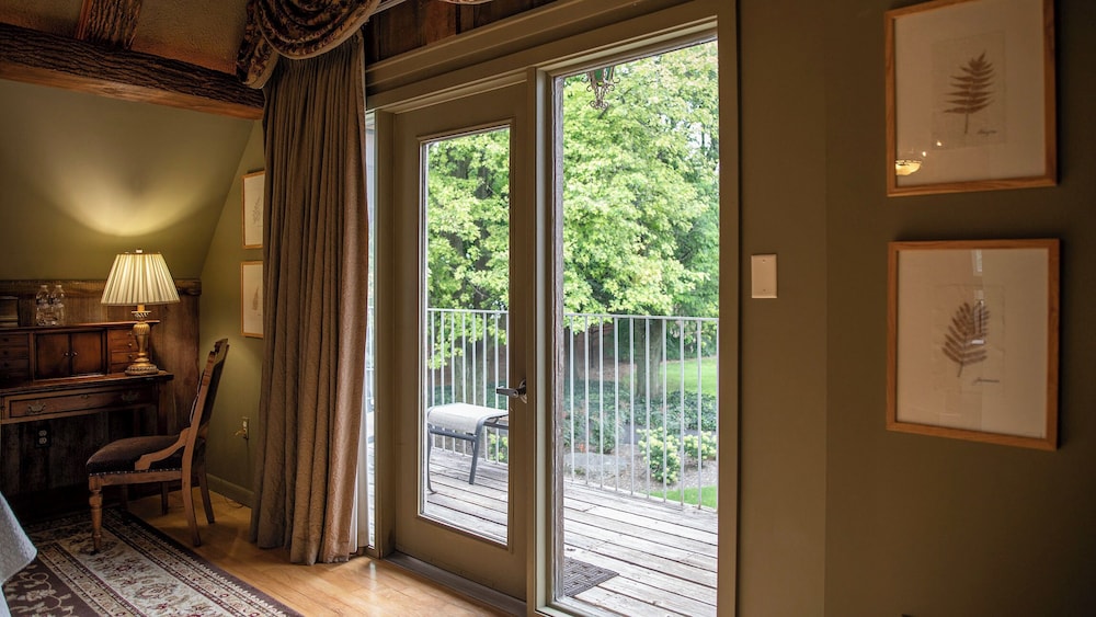 Twin Pine Manor Bed & Breakfast