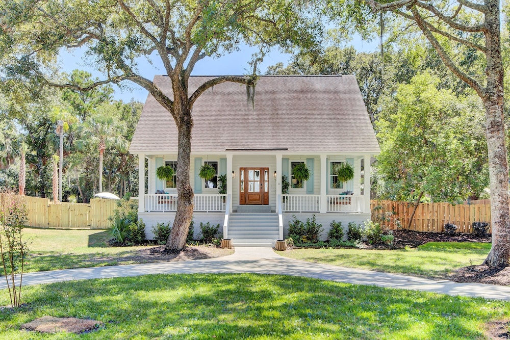 Southern Oasis by Avantstay 0 5mi Walk to the Beach Pool Patio Large Yard