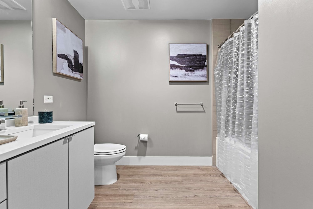 NEW Downtown Luxe King Suite Sauna Pool Access