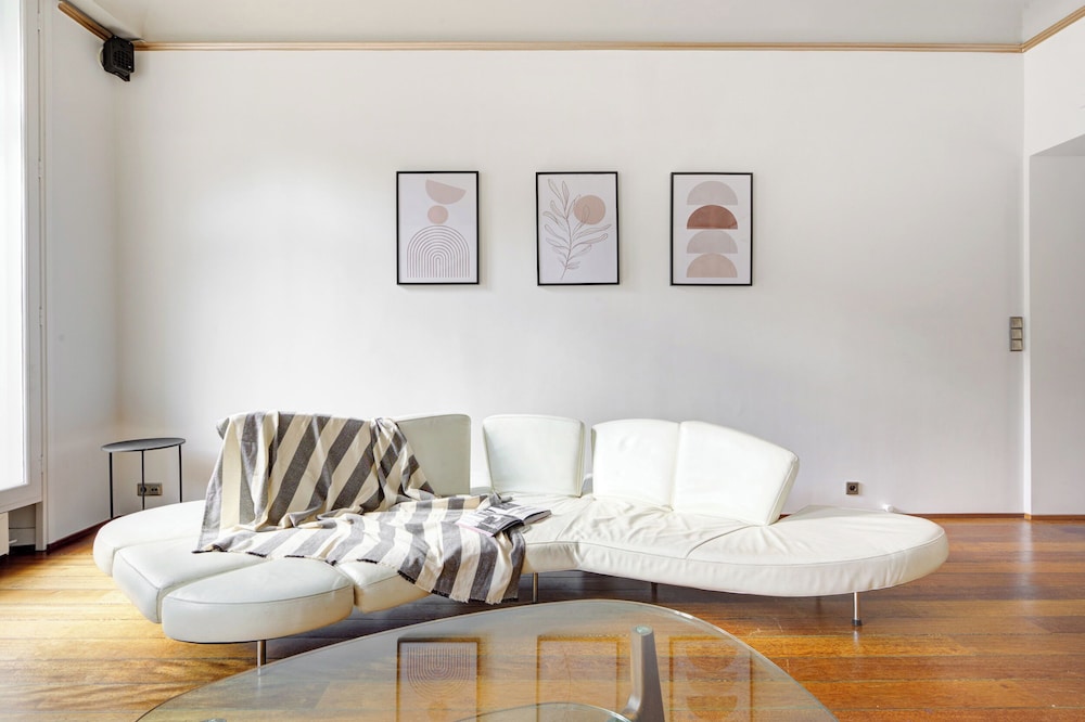 Le Marais & Place de la Republique 3BR