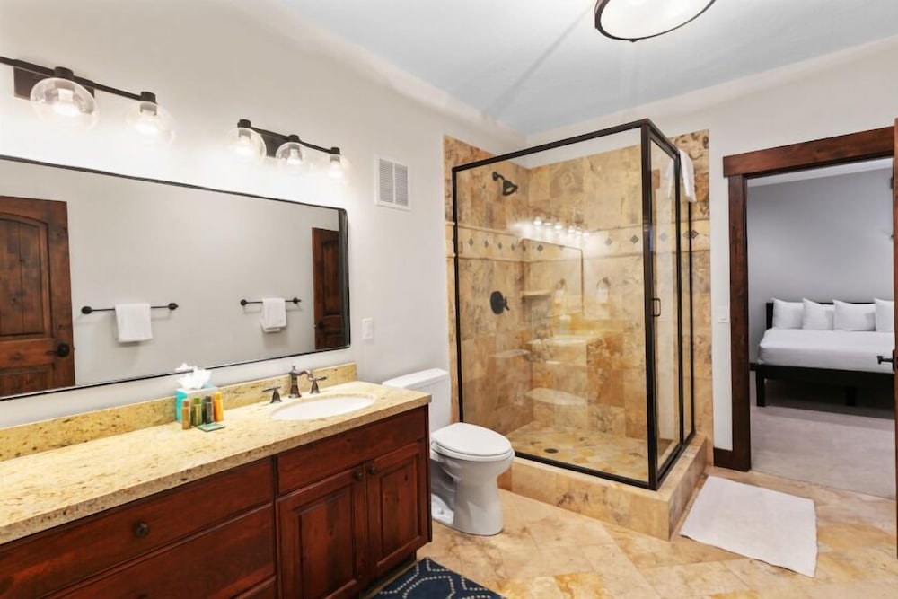 2540 Queen Esther Dr - 5 Bedroom Home with Spa 5 Home