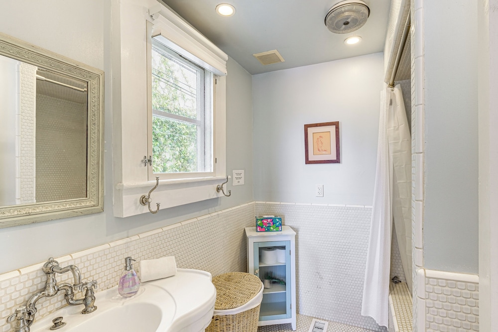 Walk to La Jolla Cove: Dtwn Cottage w/ Ocean View!