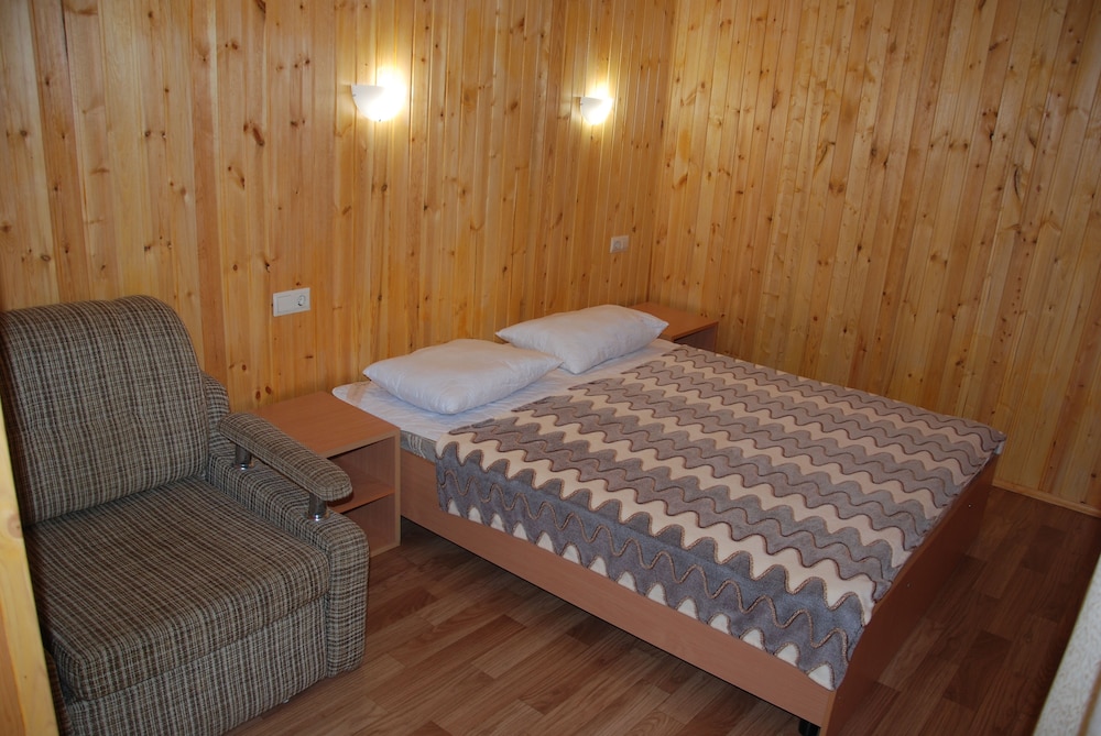 Peak Season Hotel