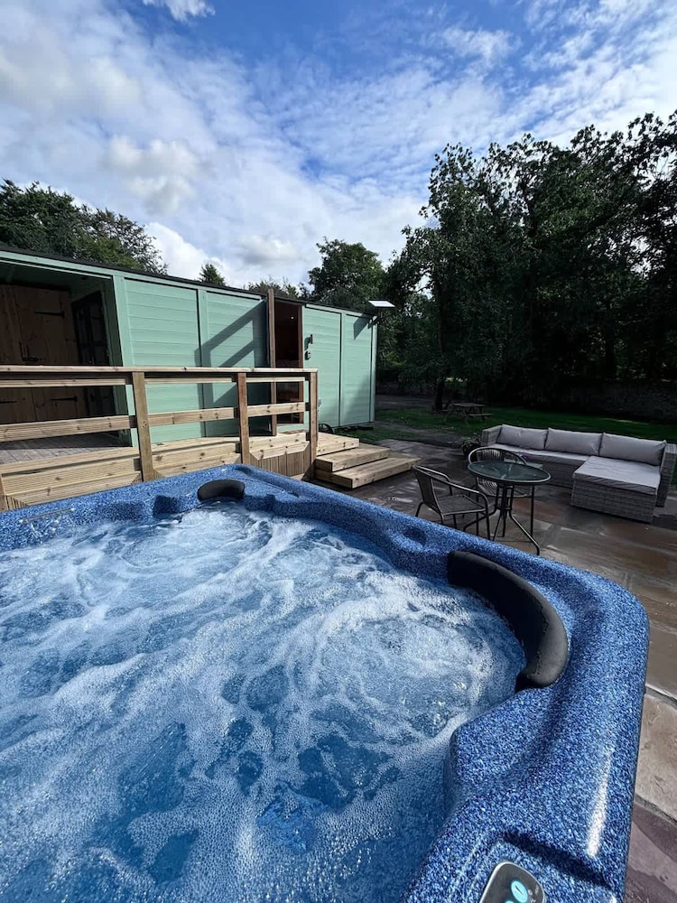 Shepherds Hut With Hot Tub