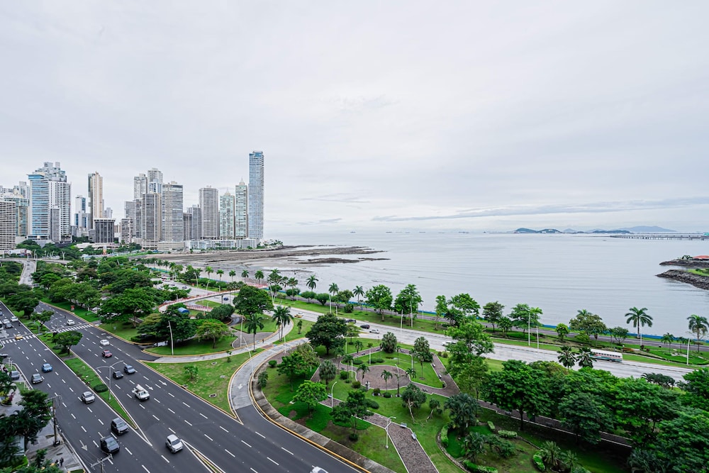 w Majestic 2BR w Perfect Balcony in YOO