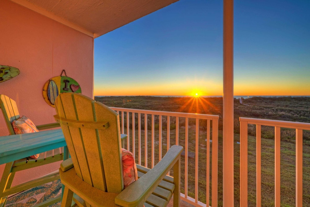2 Condos in Beachfront Complex Pool, Pickleball+tennis Court, Beach Boardwalk