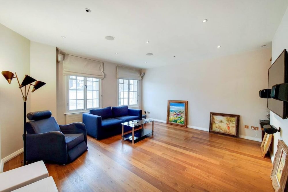 Amazing 2 Bedroom Apartment In Kensington view 2