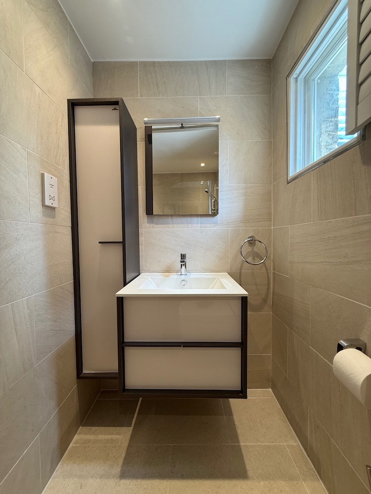 5 Bed House - Sleeps 8 - Pets - Parking - Wifi