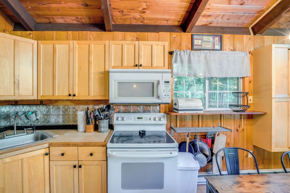 Treehouse Chalet Near Mt. Snow w/ On-site Trails!